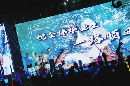 歌曲《祝你一路順風(fēng)》演出現(xiàn)場(chǎng)。供圖：日照職業(yè)技術(shù)學(xué)院