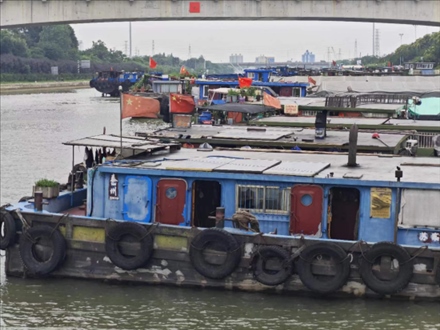 停泊在水上服務(wù)區(qū)的船只。人民網(wǎng)記者 黃鈺攝