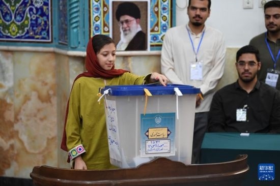 6月28日，伊朗選民在德黑蘭的一處投票站參加總統(tǒng)選舉投票。新華社記者 沙達提 攝
