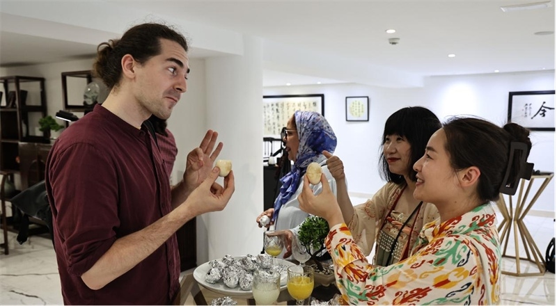 嘉賓品嘗茶葉蛋。拉巴特中國文化中心供圖