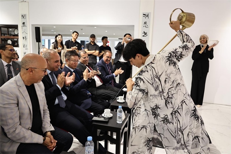 長嘴壺斟茶。拉巴特中國文化中心供圖