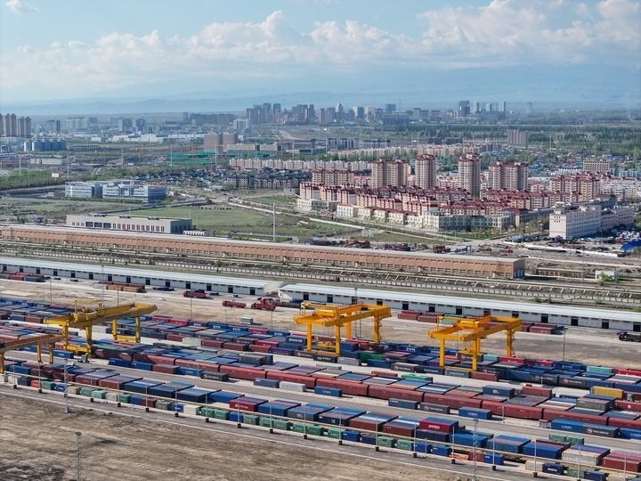 這是2024年4月18日拍攝的霍爾果斯鐵路口岸換裝場(chǎng)（無(wú)人機(jī)照片）。新華社記者 趙戈 攝