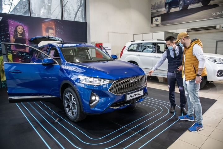 2021年4月1日，銷售人員在哈薩克斯坦阿拉木圖市經(jīng)銷商店向消費(fèi)者介紹哈弗汽車。新華社發(fā)（阿斯塔納汽車公司供圖）