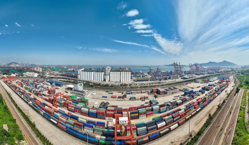 中哈連云港物流合作基地及集裝箱碼頭。（圖源：新華社）