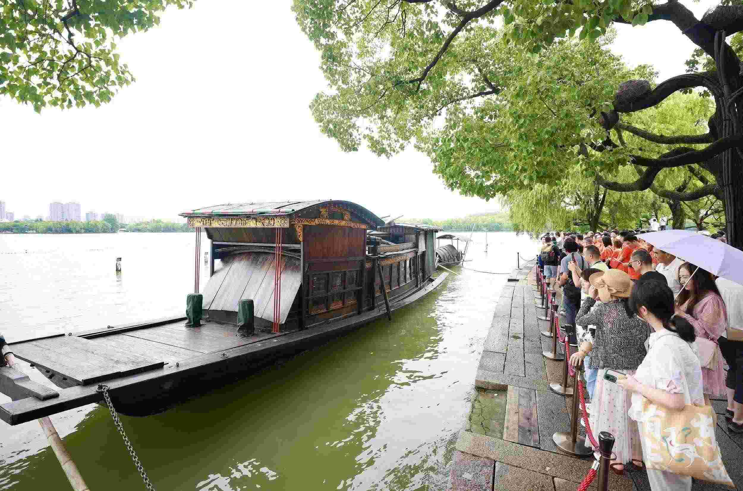 浙江嘉興，游客在南湖景區(qū)湖心島瞻仰紅船，感悟“紅船精神”。（圖片來源：視覺中國）