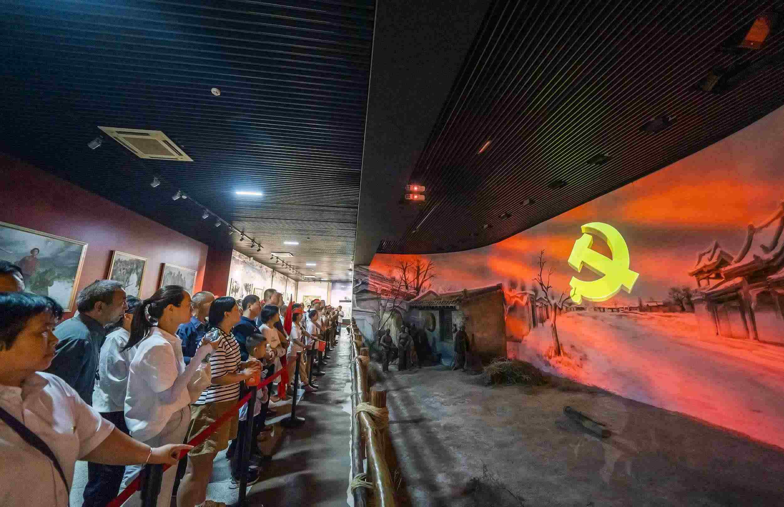 山西呂梁，游客正在文水縣劉胡蘭紀念館參觀。（圖片來源：視覺中國）