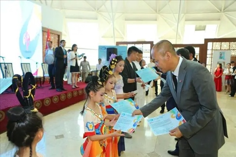 △當?shù)貢r間6月27日，2024“未來世界”國際青少年藝術展演在塔吉克斯坦國家博物館開幕。