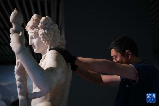 7月2日，工作人員將開箱后的古希臘文物放置在展臺(tái)上。新華社記者 張端 攝