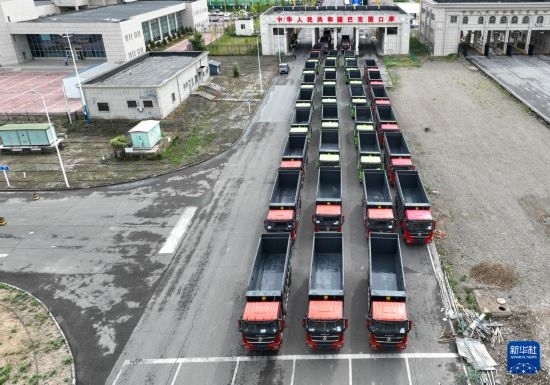 7月2日，車輛在巴克圖口岸辦理通關(guān)手續(xù)（無(wú)人機(jī)照片）。新華社發(fā)（馬丁 攝）