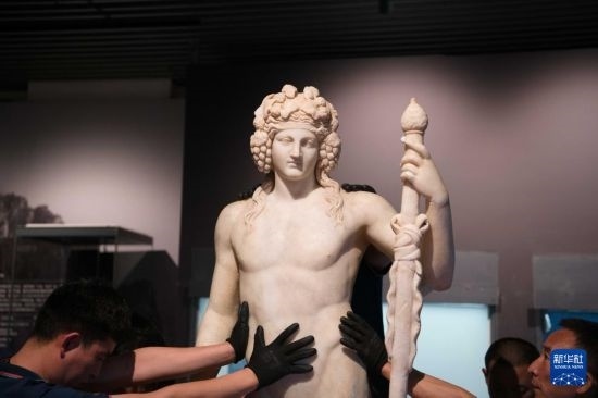 7月2日，工作人員將開箱后的古希臘文物放置在展臺(tái)上。新華社記者 張端 攝