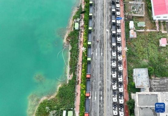 7月2日，車輛在巴克圖口岸有序出境（無(wú)人機(jī)照片）。新華社發(fā)（馬丁 攝）