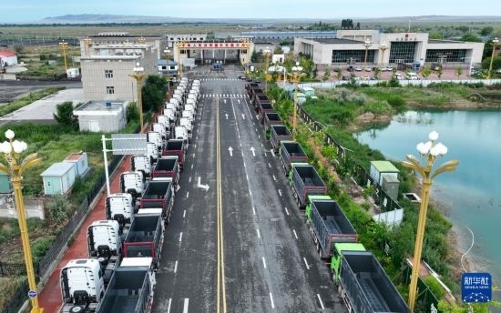 7月2日，車輛在巴克圖口岸有序出境（無(wú)人機(jī)照片）。新華社發(fā)（馬丁 攝）