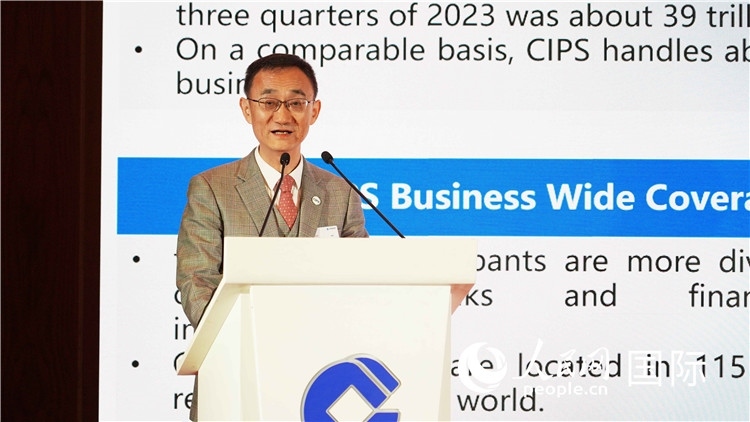跨境銀行間支付清算有限責(zé)任公司總裁許再越發(fā)言。 人民網(wǎng) 張茜 攝