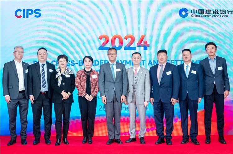 鄭冰開(kāi)公使與CIPS公司、建行總行以及在南中資銀行合影、留念。（中國(guó)建設(shè)銀行約翰內(nèi)斯堡分行供圖）