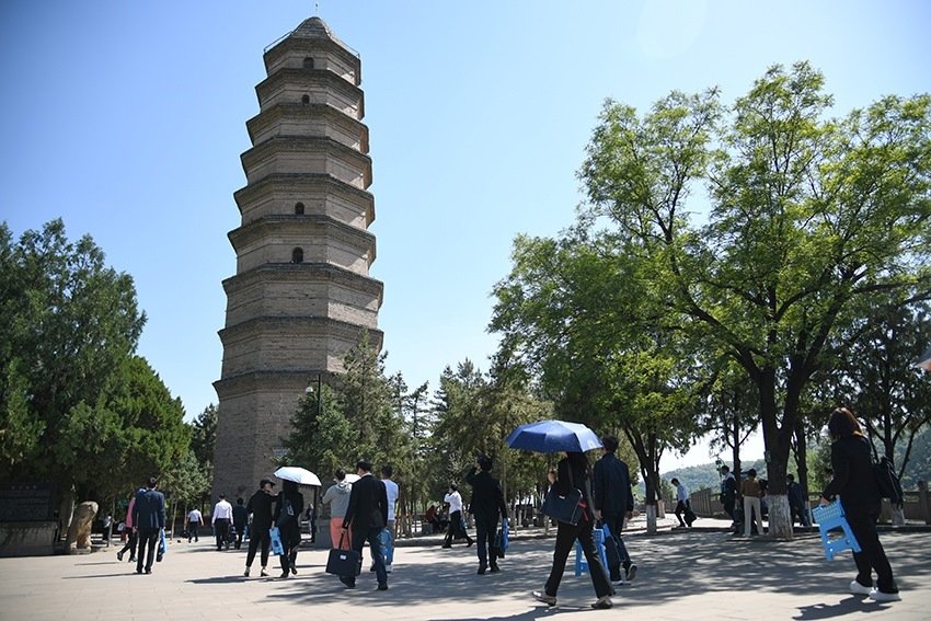 圖為2024年5月7日，游客在延安寶塔山參觀。 新華社記者 張博文 攝