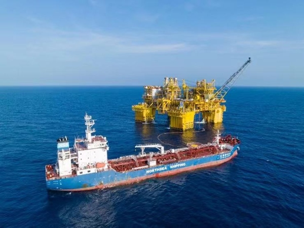 “深海一號”正在開展凝析油外輸作業(yè)。徐海舟攝