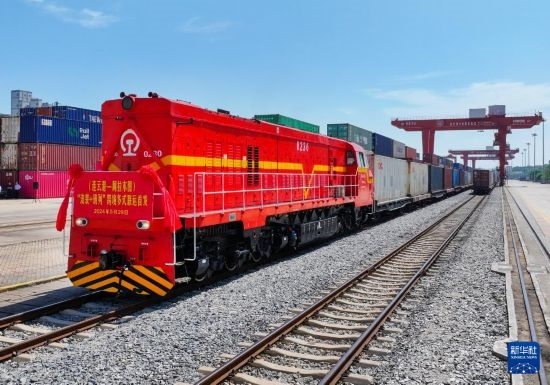 5月29日，在中哈連云港物流合作基地，首列連云港-阿拉木圖“滾裝+班列”跨境多式聯(lián)運(yùn)專列整裝待發(fā)（無人機(jī)照片）。新華社發(fā)（王健民 攝）