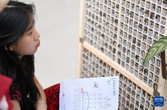 7月3日，外國學(xué)生在了解中國的活字印刷。新華社記者 李然 攝