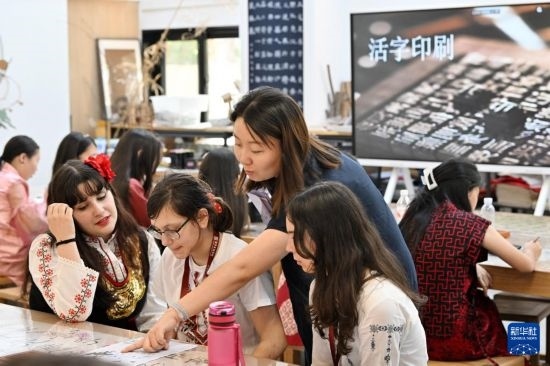 7月3日，外國學(xué)生在了解中國文化。新華社記者 李然 攝