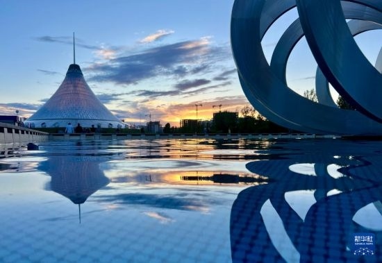 這是7月1日在哈薩克斯坦首都阿斯塔納拍攝的“可汗之帳”購物中心。新華社記者 岳月偉 攝