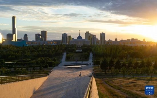 這是7月2日拍攝的哈薩克斯坦首都阿斯塔納的天際線。新華社記者 白雪騏 攝