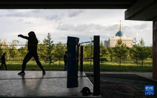 7月2日，在哈薩克斯坦首都阿斯塔納，一名男子在橋下運(yùn)動場練習(xí)拳擊。新華社記者 白雪騏 攝