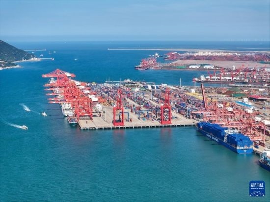 6月26日，貨輪?？吭谶B云港港集裝箱碼頭（無人機(jī)照片）。新華社記者 季春鵬 攝