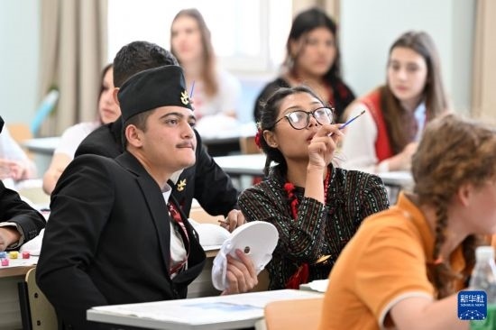 7月3日，外國學(xué)生在學(xué)習(xí)中國文化。新華社記者 李然 攝