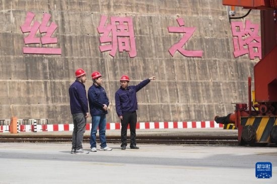 中哈兩國(guó)工作人員在中哈連云港物流合作基地交流（2023年5月10日攝）。新華社記者 季春鵬 攝