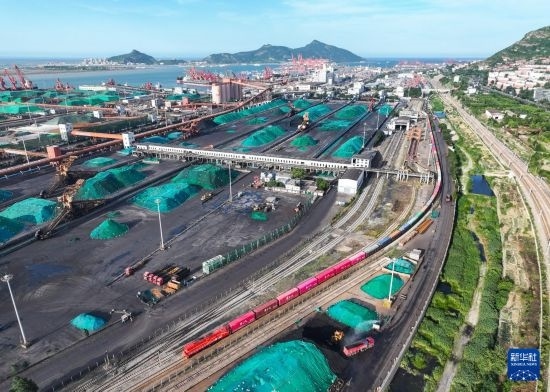 6月26日，“韓國(guó)-連云港-中亞”國(guó)際多式聯(lián)運(yùn)班列從中哈連云港物流合作基地出發(fā)，駛往哈薩克斯坦、烏茲別克斯坦（無人機(jī)照片）。班列運(yùn)載的55個(gè)大柜此前于6月13日從韓國(guó)境內(nèi)發(fā)出，經(jīng)釜山港海運(yùn)抵達(dá)連云港后轉(zhuǎn)由鐵路運(yùn)輸。新華社記者 季春鵬 攝