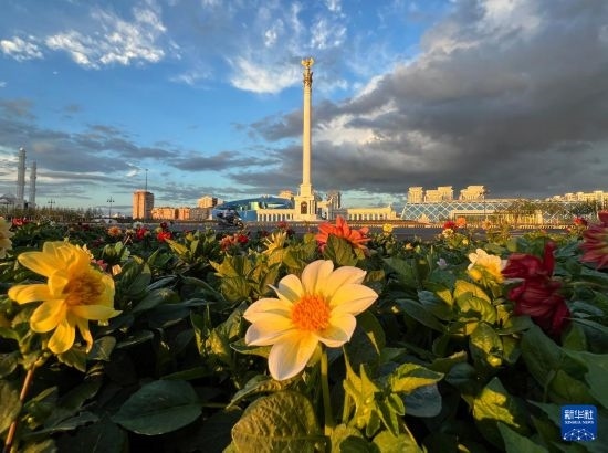 這是7月2日拍攝的哈薩克斯坦首都阿斯塔納獨立廣場。新華社記者 岳月偉 攝