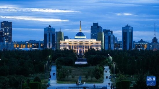 這是7月2日在哈薩克斯坦首都阿斯塔納拍攝的總統(tǒng)府及城市建筑。新華社記者 王建華 攝