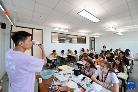 7月3日，外國學(xué)生在學(xué)習(xí)繪制京劇臉譜。新華社記者 李然 攝