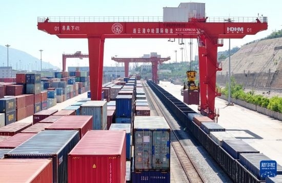 6月30日，在中哈連云港物流合作基地，大型機(jī)械在吊裝集裝箱（無人機(jī)照片）。新華社發(fā)（王健民 攝）