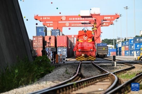6月26日，“韓國(guó)-連云港-中亞”國(guó)際多式聯(lián)運(yùn)班列從中哈連云港物流合作基地出發(fā)，駛往哈薩克斯坦、烏茲別克斯坦。班列運(yùn)載的55個(gè)大柜此前于6月13日從韓國(guó)境內(nèi)發(fā)出，經(jīng)釜山港海運(yùn)抵達(dá)連云港后轉(zhuǎn)由鐵路運(yùn)輸。新華社記者 季春鵬 攝