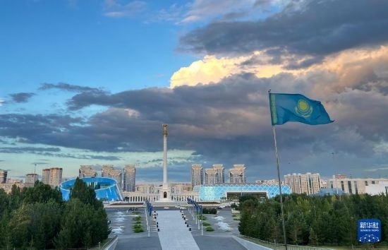 這是7月2日拍攝的哈薩克斯坦首都阿斯塔納獨立廣場。新華社記者 岳月偉 攝
