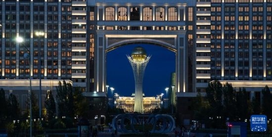 這是7月1日在哈薩克斯坦首都阿斯塔納透過一座建筑拍攝的巴伊杰列克觀景塔。新華社記者 王建華 攝