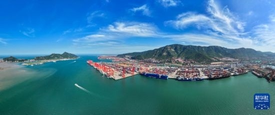 6月26日，貨輪?？吭谶B云港港集裝箱碼頭（無人機(jī)照片）。新華社記者 季春鵬 攝