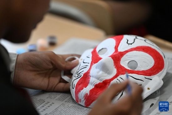 7月3日，外國學(xué)生在繪制京劇臉譜。新華社記者 李然 攝