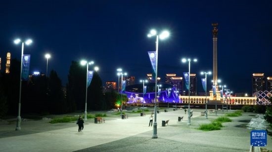 這是7月2日在哈薩克斯坦首都阿斯塔納拍攝的獨(dú)立廣場上的紀(jì)念柱（右后）。新華社記者 王建華 攝