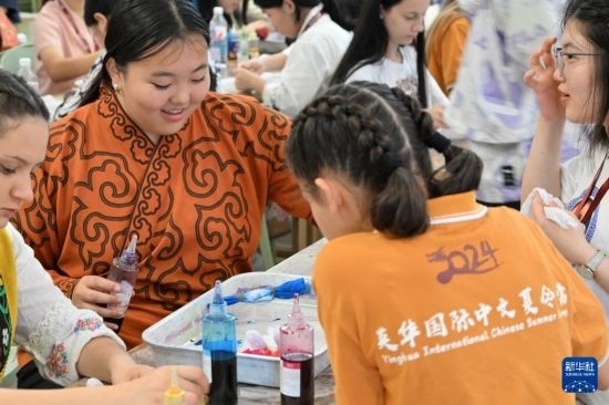 7月3日，外國學(xué)生在了解中國的染布技術(shù)。新華社記者 李然 攝