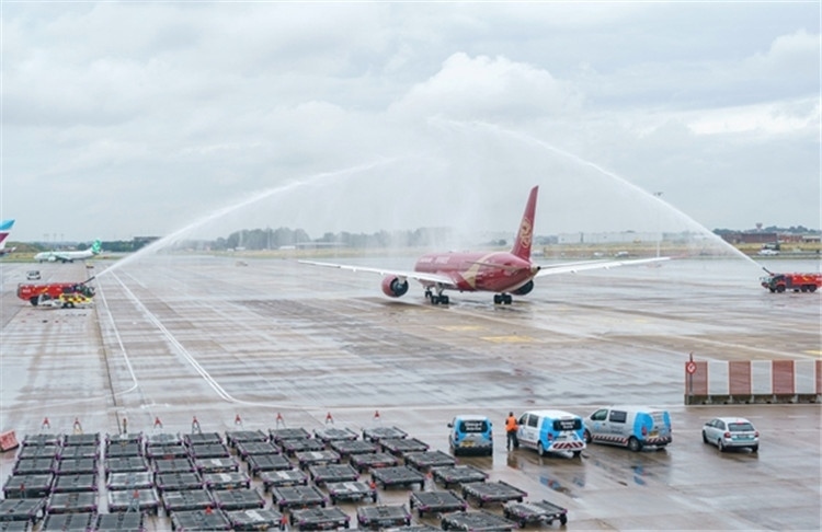 圖為布魯塞爾-上海返程航班出發(fā)前，布魯塞爾機場方面為返程航班舉行水門儀式。吉祥航空供圖