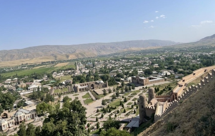 位于塔吉克斯坦杜尚別西北的吉薩爾古城，有著3000多年歷史。有研究認(rèn)為，張騫出使大宛回程途中曾經(jīng)過(guò)此地。圖為從吉薩爾古城城墻俯瞰城門(mén)與市鎮(zhèn)。本報(bào)記者 曲頌 攝