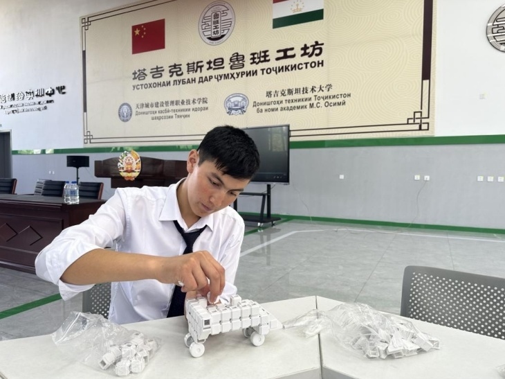 在塔吉克斯坦魯班工坊內(nèi)，學(xué)員正在操作能力源創(chuàng)新套件。本報(bào)記者 屈佩 攝