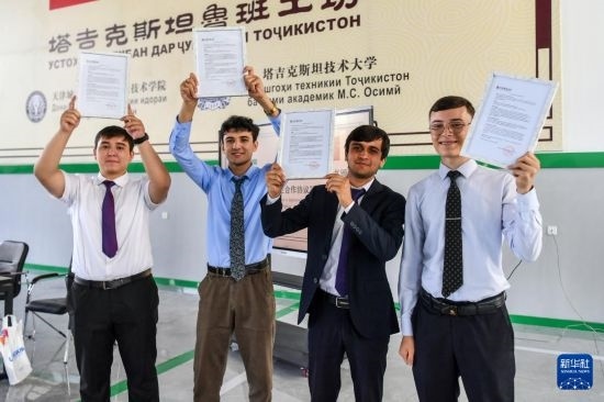 7月3日，在塔吉克斯坦首都杜尚別，魯班工坊赴華留學(xué)生展示錄取通知書(shū)。新華社記者 曹陽(yáng) 攝