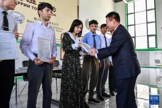 7月3日，在塔吉克斯坦首都杜尚別，天津城市建設(shè)管理職業(yè)技術(shù)學(xué)院的負(fù)責(zé)人為魯班工坊赴華留學(xué)生頒發(fā)錄取通知書(shū)。新華社記者 曹陽(yáng) 攝
