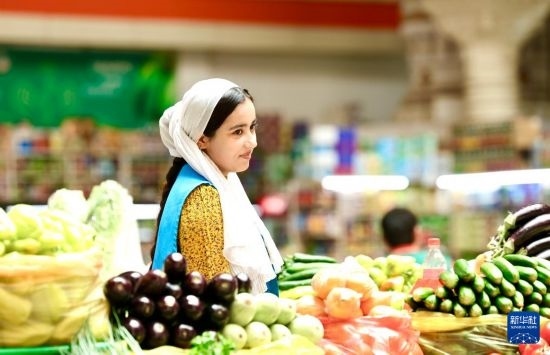 這是7月3日在塔吉克斯坦首都杜尚別大巴扎內(nèi)拍攝的營業(yè)者。新華社記者 姚大偉 攝