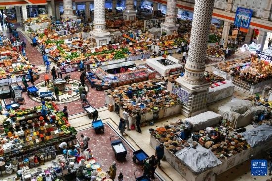 這是6月27日在塔吉克斯坦首都杜尚別拍攝的大巴扎內(nèi)景。新華社記者 曹陽 攝