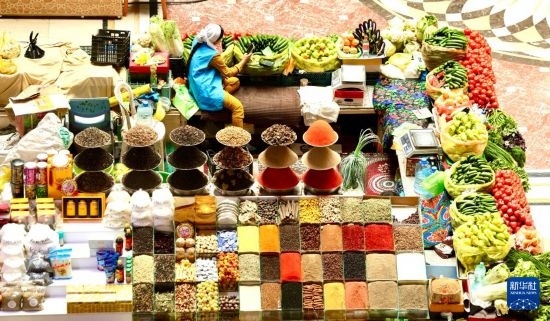 這是7月3日在塔吉克斯坦首都杜尚別拍攝的大巴扎內(nèi)景。新華社記者 姚大偉 攝