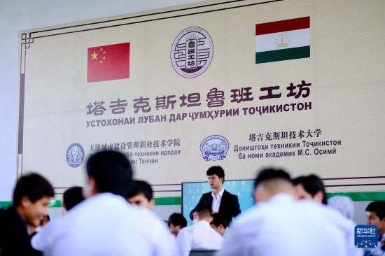 6月14日，學(xué)生們?cè)谒怂固故锥级派袆e的魯班工坊內(nèi)學(xué)習(xí)。新華社記者 鄭開(kāi)君 攝